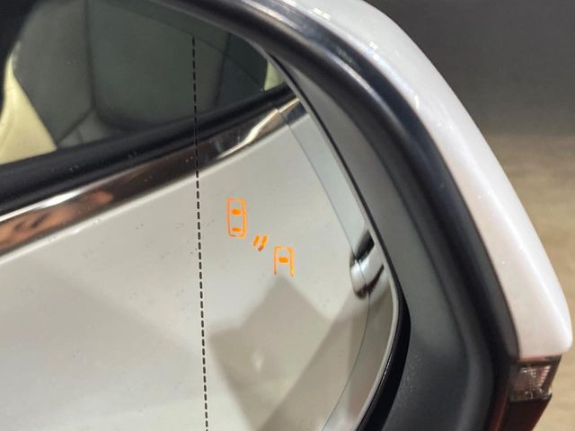 【ブラインドスポットモニター】走行中、ドアミラーの死角になりやすい箇所に後続車が接近するとサイドミラーのレンズに警告を表示!ドライバーに注意喚起をしてくれます。