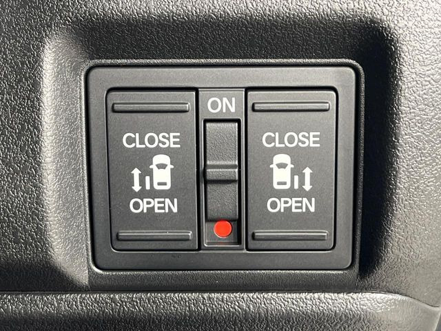 【両側パワースライドドア】スマートキーや運転席のスイッチで後席両側スライドドアの開閉が可能♪電動だから力を入れてドアを開ける必要が無く、小さなお子様でも簡単に開け閉めでき快適です♪