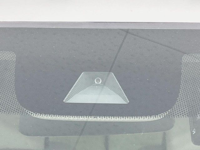 【ホンダセンシング】走行中に前方の車両等を認識し、衝突しそうな時は警報とブレーキで衝突回避と被害軽減をアシスト。より安全にドライブをお楽しみいただけます。