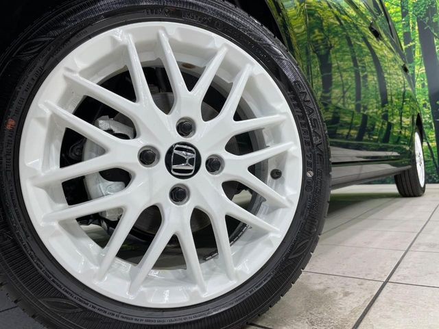 �y����15�C���`�A���~�z�C�[���z�O�ςɃ}�b�`���������A���~�z�C�[���𑕒����Ă���܂��B�e��ЊO�A���~�z�C�[����A�X�^�b�h���X�^�C�����戵�����Ă���܂��B���񂲑��k����������
