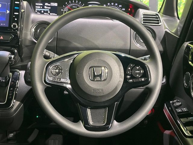 【アダプティブクルーズコントロール】高速道路での長距離走行が楽に!!自動で速度を保つクルーズコントロールが、衝突軽減システムと連携し、前方の車両を感知して車間を保つように速度調節してくれます!!