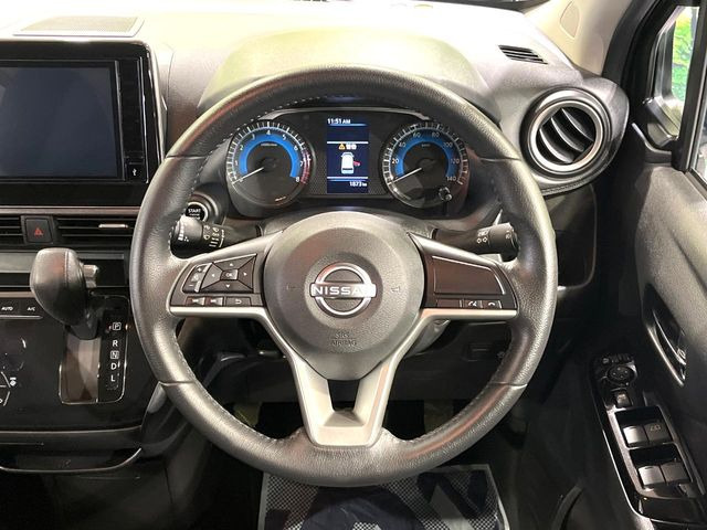 インテリアに合わせたデザインのステアリングは、運転される方のことも考え、運転しやすい形状、大きさです。是非一度、実際に触ってお確かめください。