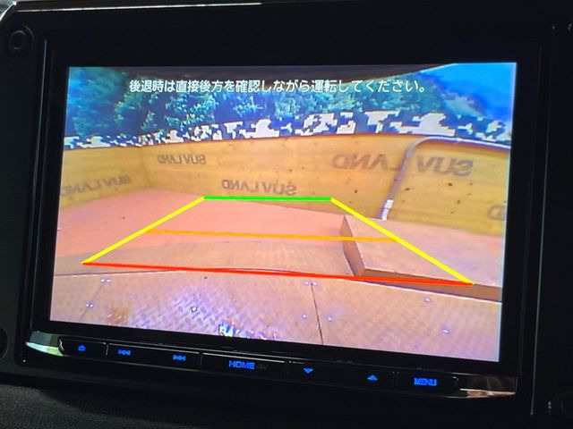 【バックカメラ】駐車時に後方がリアルタイム映像で確認できます。大型商業施設や立体駐車場での駐車時や、夜間のバック時に大活躍!運転スキルに関わらず、今や必須となった装備のひとつです!