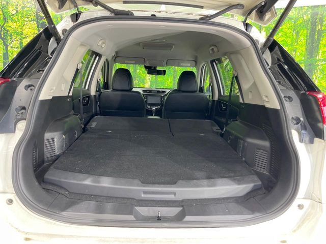 後席を格納すると、これだけの広さが!シーンに合わせたシートアレンジで、大きな荷物も積むことが出来ます♪