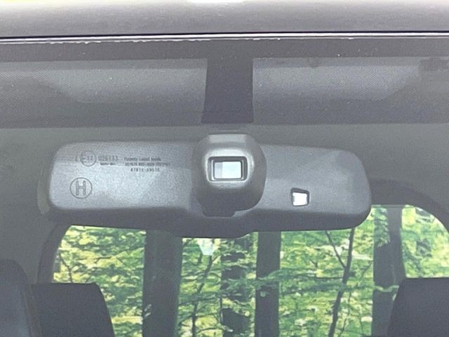 【トヨタセーフティセンス】走行中に前方の車両等を認識し、衝突しそうな時は警報とブレーキで衝突回避と被害軽減をアシスト。より安全にドライブをお楽しみいただけます。