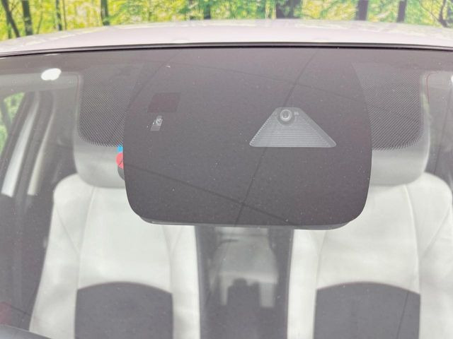 【スマートブレーキサポート】走行中に前方の車両等を認識し、衝突しそうな時は警報とブレーキで衝突回避と被害軽減をアシスト。より安全にドライブをお楽しみいただけます。