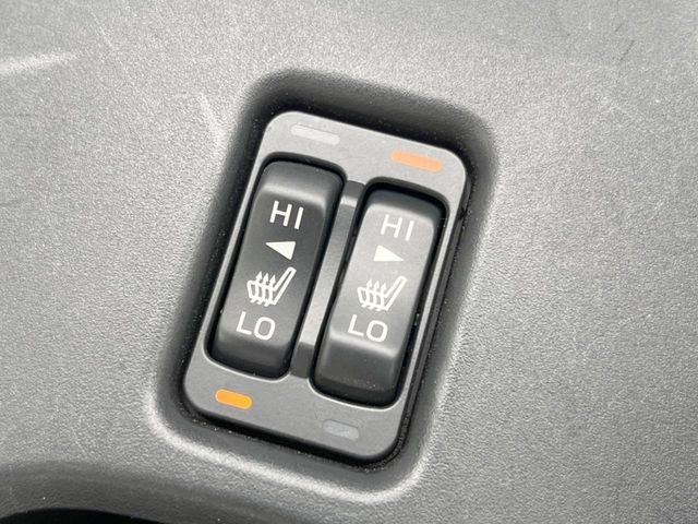 【シートヒーター】寒い日に重宝するシートヒーター!エアコンより早く温まってくれるので寒がりの人も安心ですね♪エアコンの温風は乾燥するから苦手、という方にもをおすすめです。