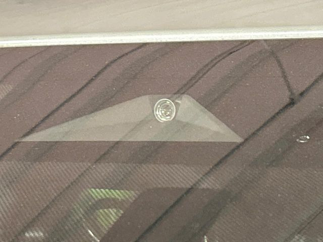 【三菱e-Assist】走行中に前方の車両等を認識し、衝突しそうな時は警報とブレーキで衝突回避と被害軽減をアシスト。より安全にドライブをお楽しみいただけます。