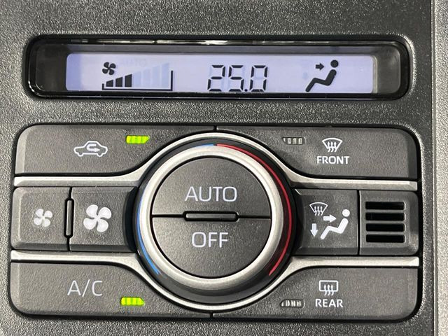 【オートエアコン】一度お好みの温度に設定すれば、車内の温度を検知し風量や温度を自動で調整。暑い&hellip;寒い&hellip;と何度もスイッチ操作をする必要はありません。快適な車内空間には必須の機能ですね♪