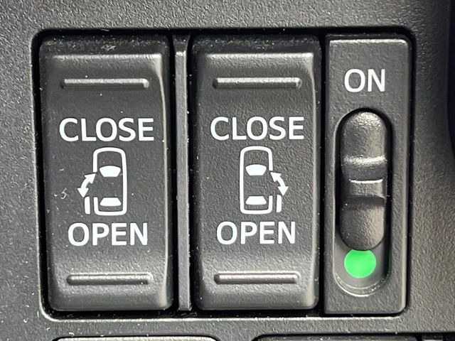 【両側パワースライドドア】スマートキーや運転席のスイッチで後席両側スライドドアの開閉が可能♪電動だから力を入れてドアを開ける必要が無く、小さなお子様でも簡単に開け閉めでき快適です♪