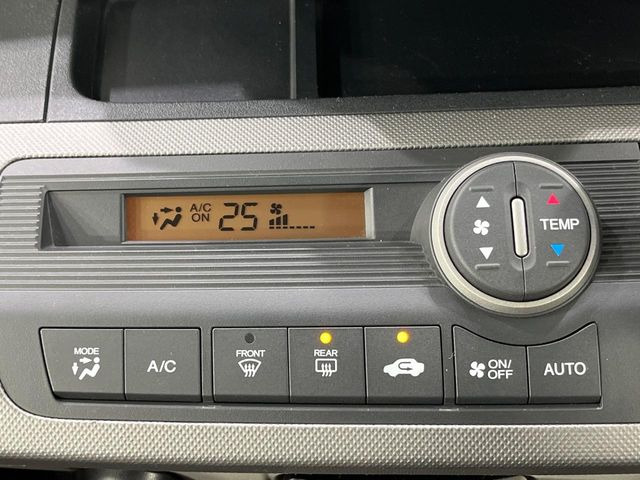 【オートエアコン】一度お好みの温度に設定すれば、車内の温度を検知し風量や温度を自動で調整。暑い&hellip;寒い&hellip;と何度もスイッチ操作をする必要はありません。快適な車内空間には必須の機能ですね♪