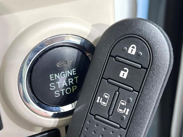 【キーフリーシステム】カバンやポケットに入れたままでもドアの施錠・解錠が可能なスマートキーを装備。エンジンのオン・オフ時もカギを取り出す必要が無いからとっても便利です♪