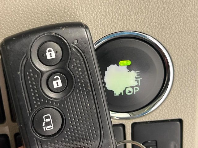【キーフリーシステム】カバンやポケットに入れたままでもドアの施錠・解錠が可能なスマートキーを装備。エンジンのオン・オフ時もカギを取り出す必要が無いからとっても便利です♪