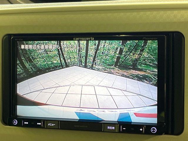 【バックカメラ】駐車時に後方がリアルタイム映像で確認できます。大型商業施設や立体駐車場での駐車時や、夜間のバック時に大活躍!運転スキルに関わらず、今や必須となった装備のひとつです!
