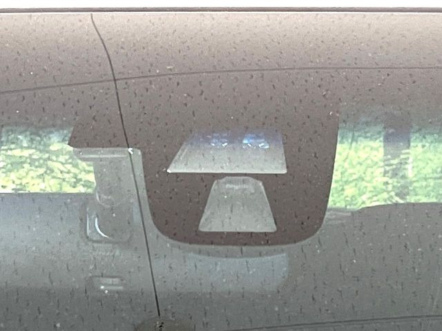 【ホンダセンシング】走行中に前方の車両等を認識し、衝突しそうな時は警報とブレーキで衝突回避と被害軽減をアシスト。より安全にドライブをお楽しみいただけます。