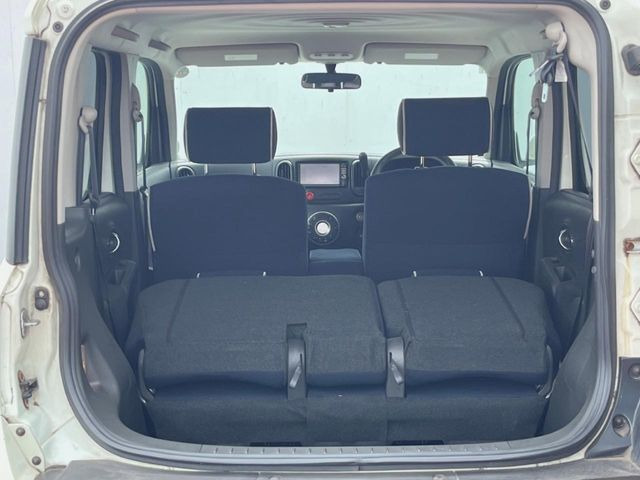 後席を格納すると、これだけの広さが!シーンに合わせたシートアレンジで、大きな荷物も積むことが出来ます♪