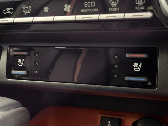 【シートヒーター&ベンチレーション】夏場は涼しい風でお尻や背中の熱やムレを防ぎ、冬はエアコンよりも早く温まってポカポカに!季節を問わず快適に過ごせます。