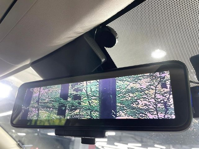 【インテリジェントルームミラー】後席の大きな荷物や同乗者で後方が確認しづらい時でも安心!カメラが撮影した車両後方の映像をルームミラー内に表示。クリアな視界で状況の確認が可能です!
