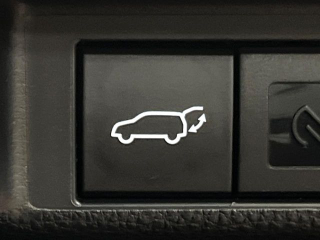 【パワーバックドア】スマートキーや運転席のボタンを押すだけでリアゲートが自動で開閉します!荷物を持っている時や、高い位置にあるバックドアを閉める際に便利な機能です♪