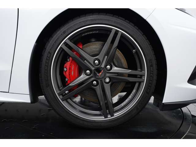 �����̓t�����g245/35ZR19�A���A305/30ZR20�̑O��ٌa�B��ւ̑������~�b�h�V�b�v�̃g���N�V�������󂯎~�߁A�쓮�͂���������H�ʂ֓`���܂��B