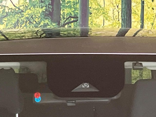 【インテリジェントエマージェンシーブレーキ】フロントカメラで前方の車両や歩行者を検知。衝突しそうな時は衝突被害軽減ブレーキが作動、衝突回避をサポート。より安全にドライブをお楽しみいただけます。