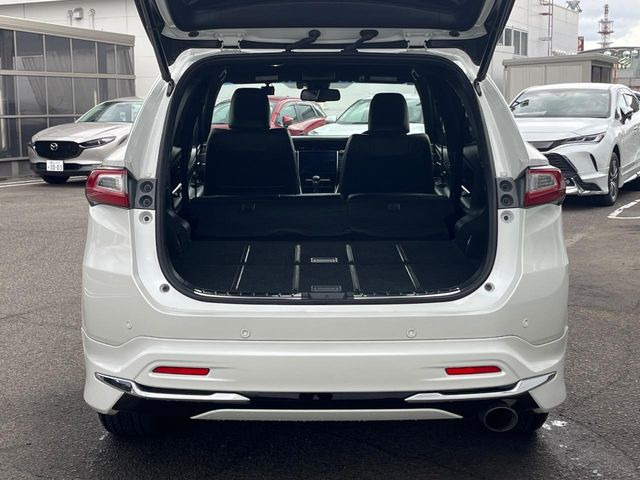 後席を格納すると、これだけの広さが!シーンに合わせたシートアレンジで、大きな荷物も積むことが出来ます♪