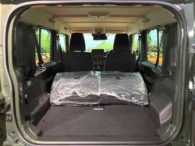 後席を格納すると、これだけの広さが!シーンに合わせたシートアレンジで、大きな荷物も積むことが出来ます♪