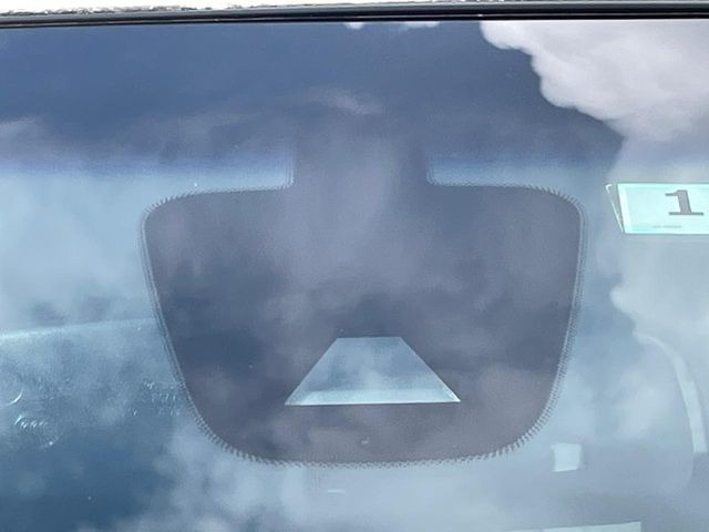 【エマージェンシーブレーキ】走行中に前方の車両等を認識し、衝突しそうな時は警報とブレーキで衝突回避と被害軽減をアシスト。より安全にドライブをお楽しみいただけます。