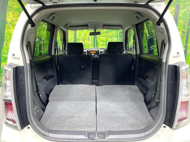 普段のお買い物や通勤、送迎等に十分な荷室スペースを確保しております。セカンドシートを倒すと、大きな荷物の積載も可能です♪