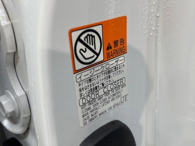 【全ドアイージークローザー】軽くドアを閉めるだけでイージークローザーが作動!思いドアでも楽々に閉めることが可能になります。高級車ならではの装備ですね♪
