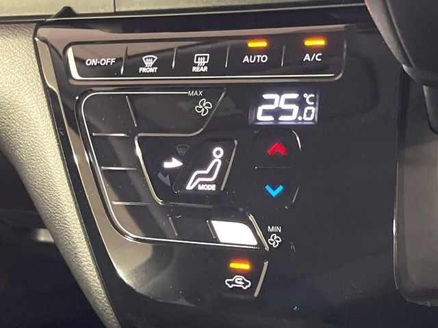 【オートエアコン】一度お好みの温度に設定すれば、車内の温度を検知し風量や温度を自動で調整。暑い&hellip;寒い&hellip;と何度もスイッチ操作をする必要はありません。快適な車内空間には必須の機能ですね♪