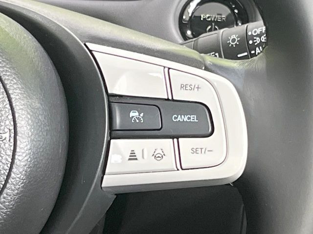 【アダプティブクルーズコントロール】高速道路での長距離走行が楽に!!自動で速度を保つクルーズコントロールが、衝突軽減システムと連携し、前方の車両を感知して車間を保つように速度調節してくれます!!