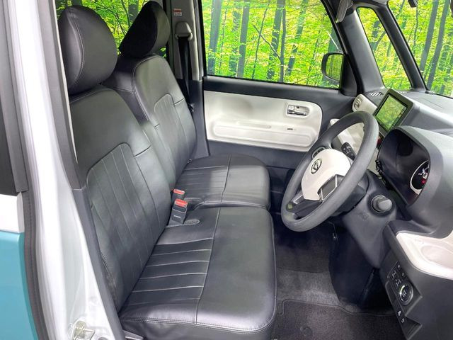 運転席まわりには十分なスペースがあり、大柄な方でもゆったり運転していただける環境です。