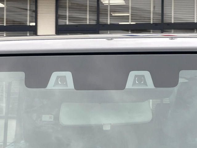 【スズキ セーフティサポート】走行中に前方の車両等を認識し、衝突しそうな時は警報とブレーキで衝突回避と被害軽減をアシスト。より安全にドライブをお楽しみいただけます。
