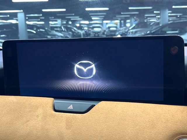 【12.3インチマツダコネクト】車内の雰囲気にマッチした大型ディスプレイ。スマホ接続でのナビ使用やBluetooth再生等、様々な機能が楽しめます。直感的なダイヤル操作が可能で、使い勝手も良好です。