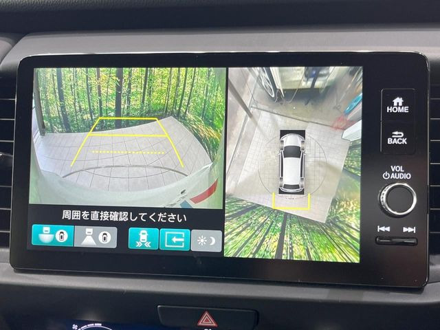 【マルチビューカメラシステム】専用のカメラにより、上から見下ろしたような視点で360度クルマの周囲を確認することができます☆死角部分も確認しやすく、狭い場所での切り返しや駐車もスムーズに行えます。