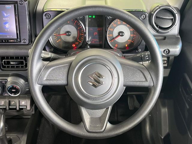 �C���e���A�ɍ��킹���f�U�C���̃X�e�A�����O�́A�^�]�������̂��Ƃ��l���A�^�]���₷���`��A�傫���ł��B�����x�A���ۂɐG���Ă��m���߂��������B