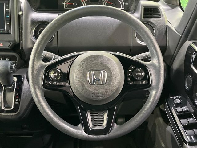 �C���e���A�ɍ��킹���f�U�C���̃X�e�A�����O�́A�^�]�������̂��Ƃ��l���A�^�]���₷���`��A�傫���ł��B�����x�A���ۂɐG���Ă��m���߂��������B