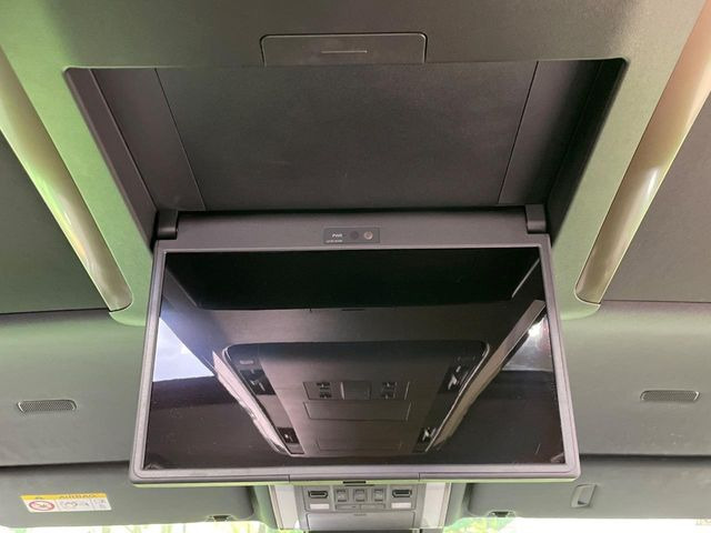 【14型有機ELフリップダウン】三列目からでも迫力のエンタメが観れる大画面フリップダウン。有機ELのモニターでは、一般的なフリップダウンよりも高コントラストでキレイな映像を楽しめます。