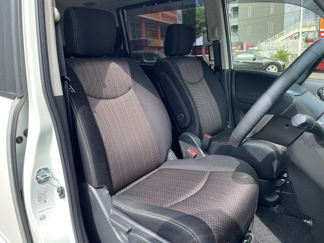 運転席シート廻りは使用感も少なく、良好な状態となっています。丁寧に使われていたことがよくわかりますね。