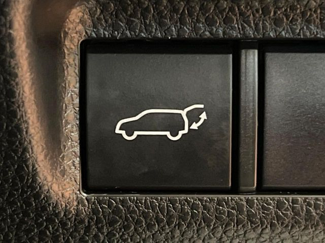 【パワーバックドア】スマートキーや運転席のボタンを押すだけでリアゲートが自動で開閉します!荷物を持っている時や、高い位置にあるバックドアを閉める際に便利な機能です♪
