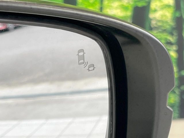 【ブラインドスポットインフォメーション】走行中、ドアミラーの死角になりやすい箇所に後続車が接近するとサイドミラー付近に警告を表示、ドライバーに注意喚起をしてくれます。