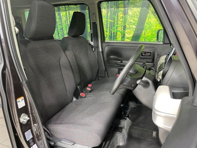 運転席まわりには十分なスペースがあり、大柄な方でもゆったり運転していただける環境です。