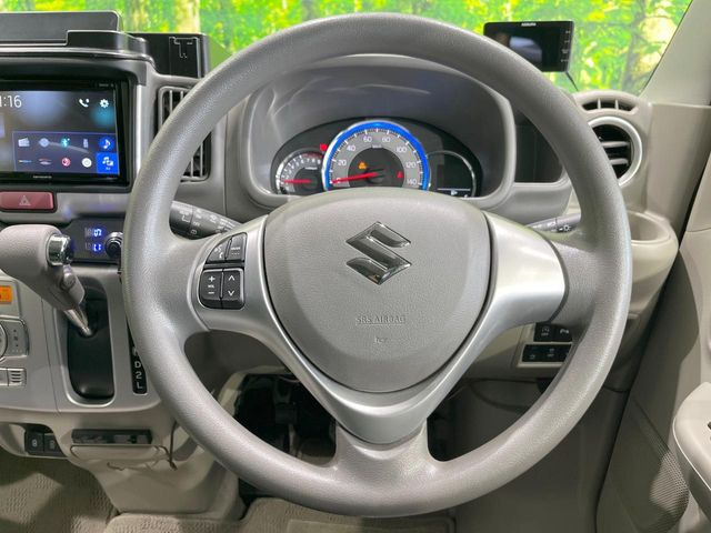 �C���e���A�ɍ��킹���f�U�C���̃X�e�A�����O�́A�^�]�������̂��Ƃ��l���A�^�]���₷���`��A�傫���ł��B�����x�A���ۂɐG���Ă��m���߂��������B
