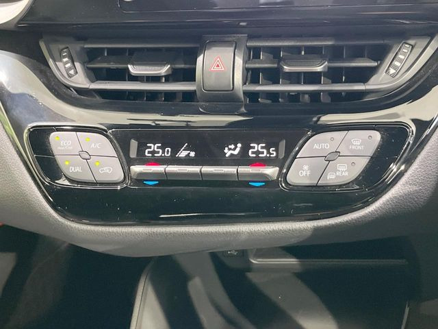 【オートエアコン】一度お好みの温度に設定すれば、車内の温度を検知し風量や温度を自動で調整。暑い&hellip;寒い&hellip;と何度もスイッチ操作をする必要はありません。快適な車内空間には必須の機能ですね♪