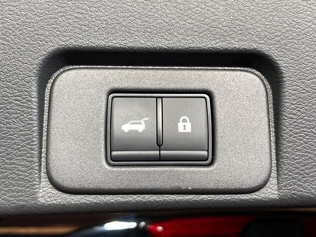 【パワーバックドア】スマートキーや運転席のボタンを押すだけでリアゲートが自動で開閉します!荷物を持っている時や、高い位置にあるバックドアを閉める際に便利な機能です♪