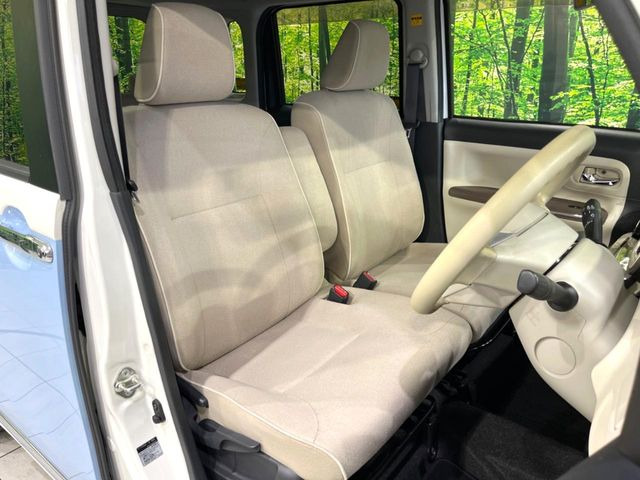 運転席まわりには十分なスペースがあり、大柄な方でもゆったり運転していただける環境です。