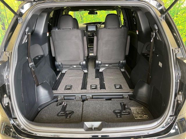 普段のお買い物や通勤、送迎等に十分な荷室スペースを確保しております。セカンドシートを倒すと、大きな荷物の積載も可能です♪