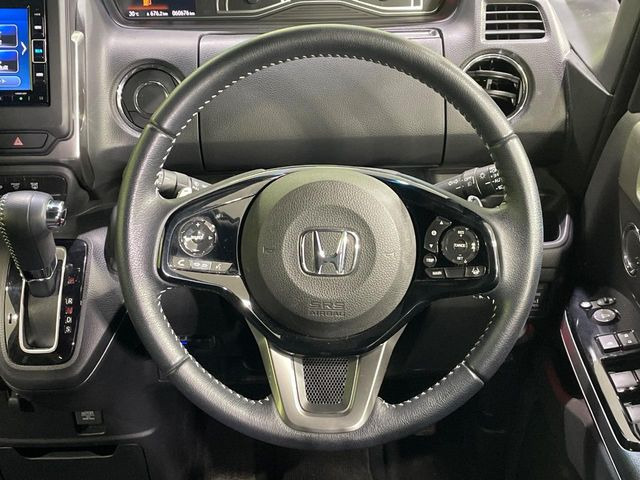 【純正革巻きステアリング】上質な革を使用することで、手にしっかり馴染みとても運転しやすいハンドルです♪