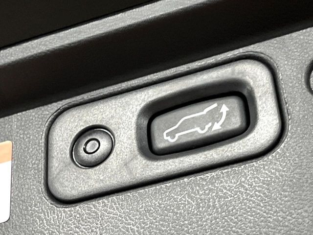 【パワーバックドア】スマートキーや運転席のボタンを押すだけでリアゲートが自動で開閉します!荷物を持っている時や、高い位置にあるバックドアを閉める際に便利な機能です♪
